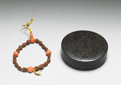 图片[2]-Bracelet of date kernel beads with carvings of immortals (with round box inlaid with gold-and-silver filigree), Qing dynasty (1644-1911)-China Archive